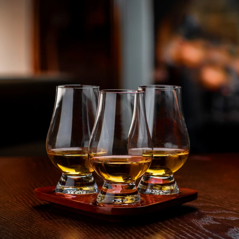The Glencairn Glass Tasting Set (3 Whiskygläser & 1 Holztablett)