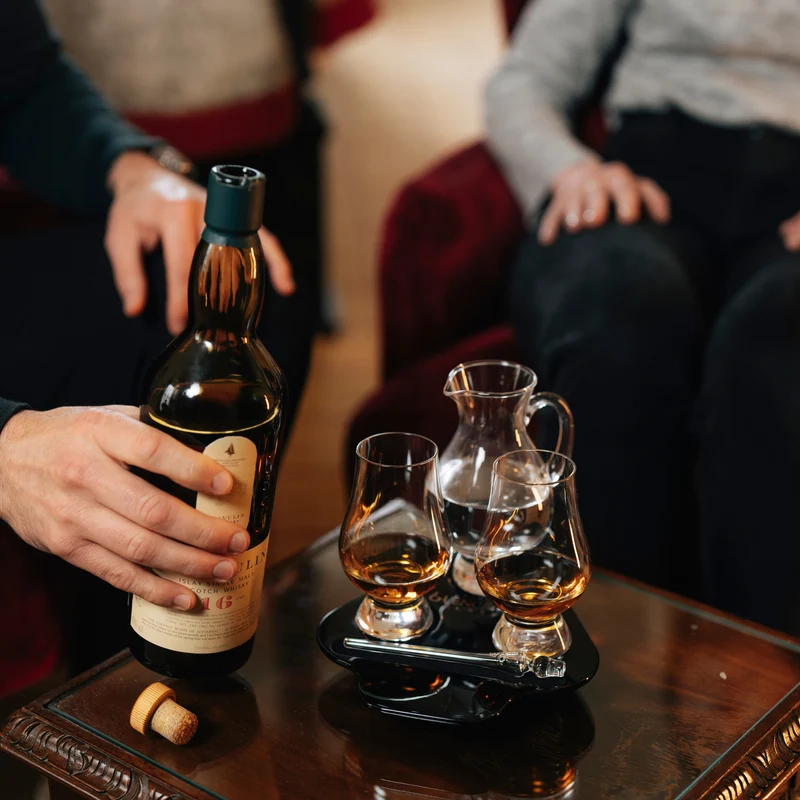 The Glencairn Glass Tasting Set mit Krug (2 Whiskygläser, 1 Krug, 1 Holztablett)
