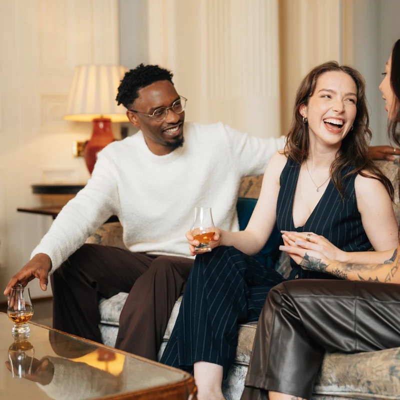 The Glencairn Glass Tasting Set mit Krug (2 Whiskygläser, 1 Krug, 1 Holztablett)